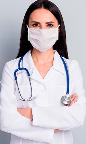 женщина врач в медицинской маске